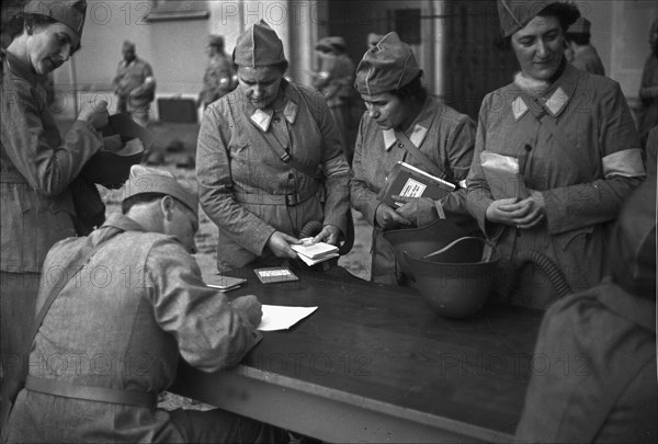 Members of women's military service; air-raid protection; 1945.