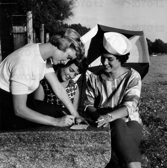 Heidi Abel , Eva Mezger-Haefeli und Cordelia Guggenheim circa in 1958.