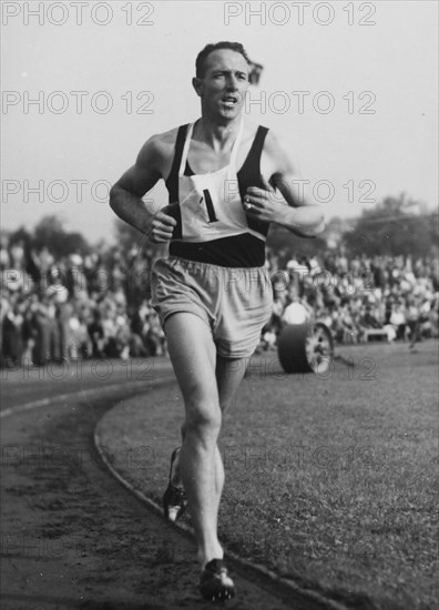 Decathlete Armin Scheurer wins the 1'500m, Aarau 1951.