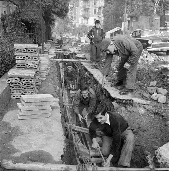 Direct aid for Hungary: students as construction workers, Zurich 1956.