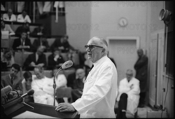 Press conference on the occasion of the first heart transplantation at the cantonal hospital of Zurich.