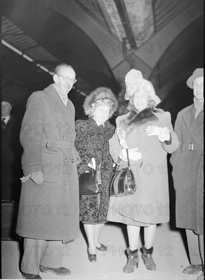 Mistinguette at rehearsals in Zurich, 1946