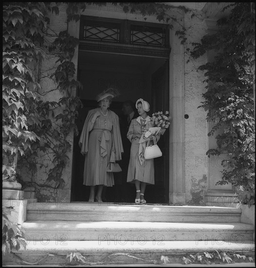 Margaret of England (r) visits her great-aunt Victoria Eugenia of Spain, 1949.