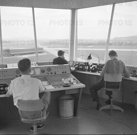 Air traffic controller in the tower, airport Zurich-Kloten around 1956 .