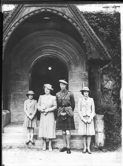 Princess Elizabeth, Queen Elizabeth, George VI, princess Margaret; ca. 1940 .