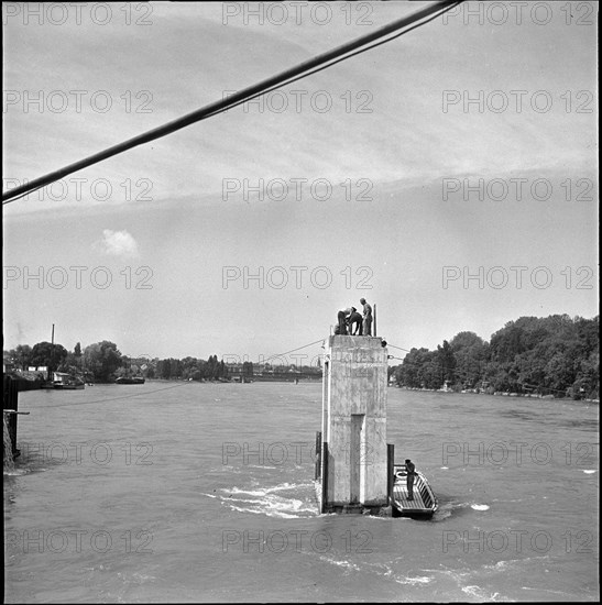 construction work in the Rhine, Birsfelden power station um 1952.