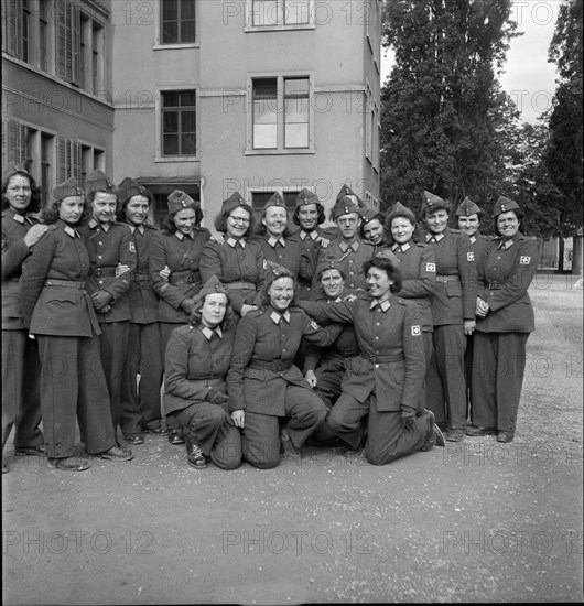 Members of women's military service; air-raid protection; 1945.