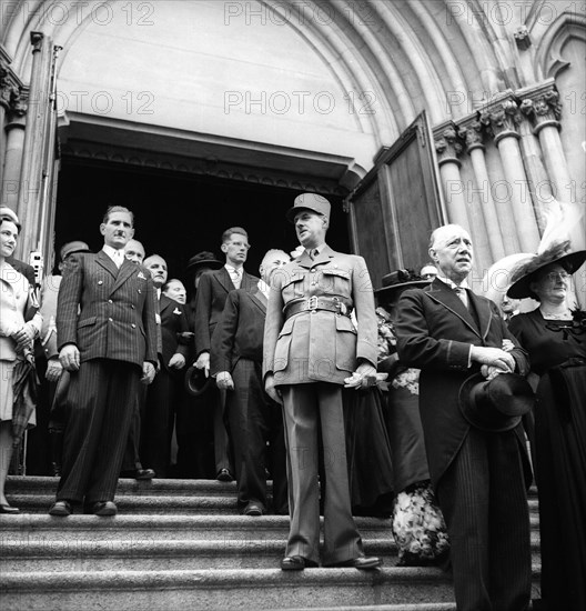 General Charles de Gaulle on the steps of church Notre-Dame in Geneva, 1946 .