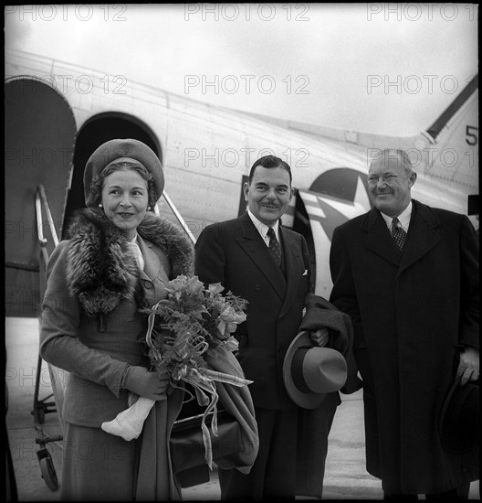 Thomas E. Dewey and his wife after arrival in Zurich Kloten, 1949