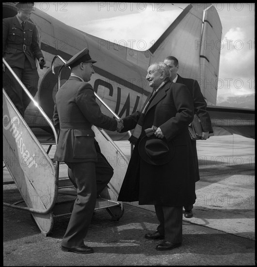 Albert Devv®ze in Geneva, 1950 .