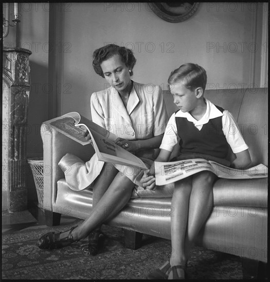 Prince Vittorio Emanuele of Savoy with his mother Marie Josv©, 1947 .