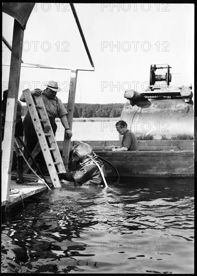 Salvaging of a Bomber from the Greifensee, 1943 .