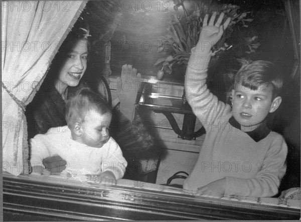 Queen Elizabeth with baby Edward and prince Andrew, 1965.