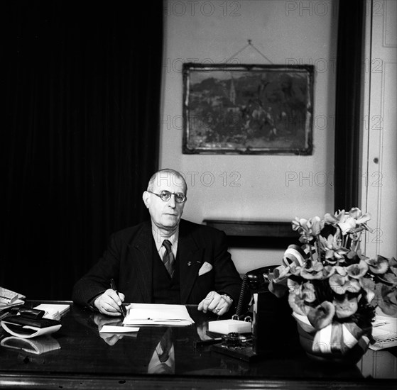 Xavier de Gaulle, french consul general in Geneva, 1945 .