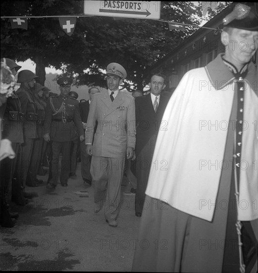 State visit of Shah Reza Pahlavi, with M. Petitpierre in Belpmoos 1948