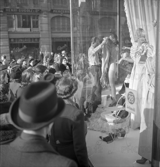 Window Dresser, 1946 .