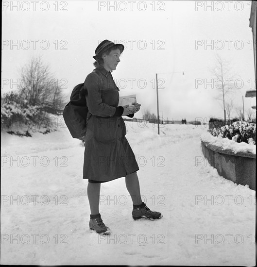 Women during World War 2; postwoman; 1940 .