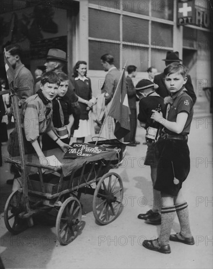 Swiss scouts collecting for war victims 1944.