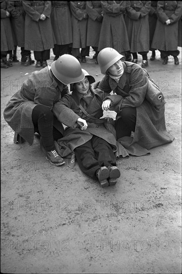 Members of women's military service practising first aid .