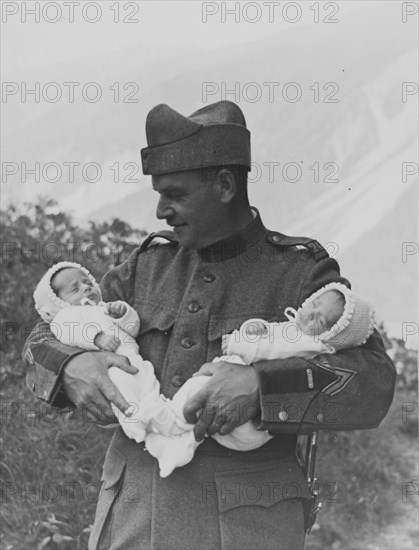 Soldier with his twins, demobilization, 1940.