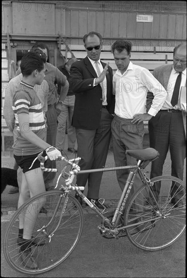 Hugo Koblet coaching young cycle racers 1962 .