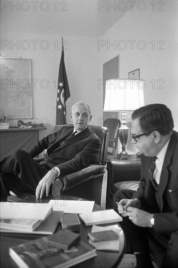 U.S. ambassador Robert McKinney, 1962 .