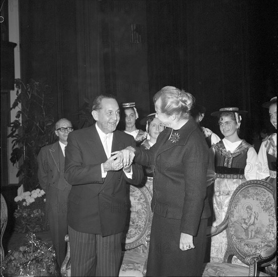 A. Schwengeler presents Marguerite Cavadaski with the Hans Reinhart-Ring, 1961.