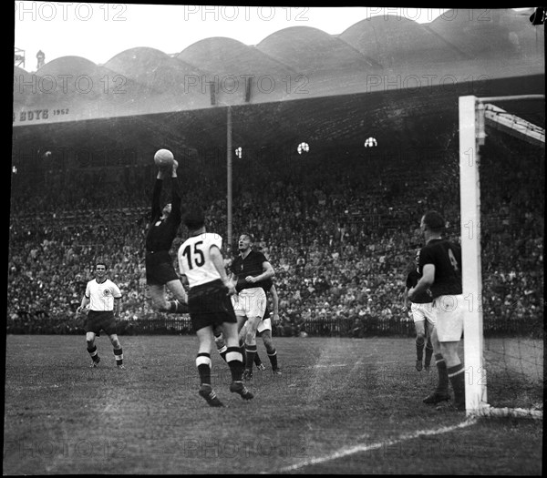 Football WC final 1954: Germany - Hungary; keeper Grosics .