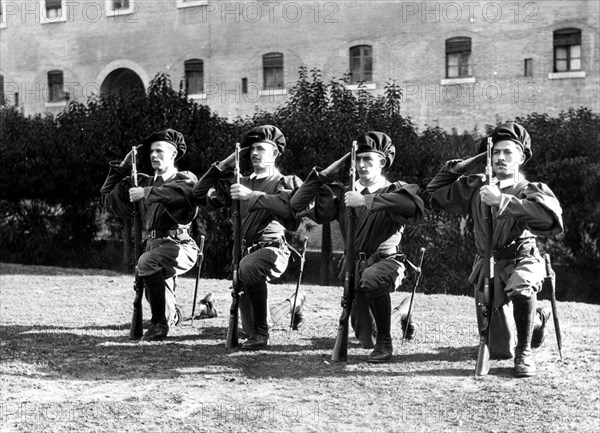 Swiss Guards around 1943: Salutation