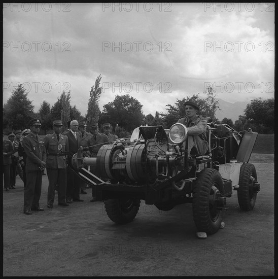 King Bhumibol of Thailand (l) visiting soldiers in Thun, 1960 .