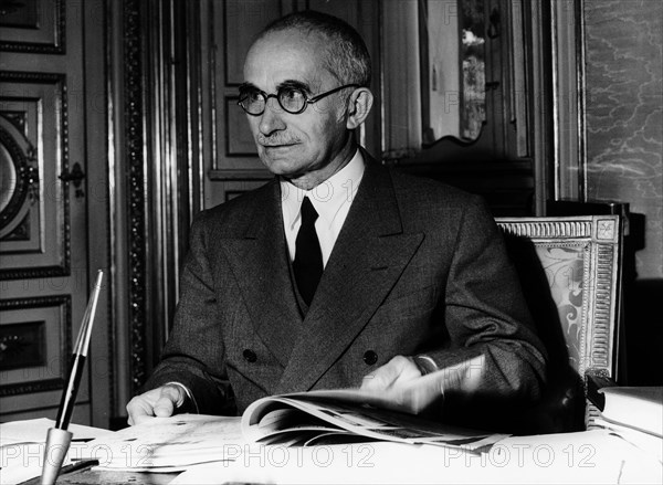 Luigi Einaudi at his desk at Quirinale in Rome .