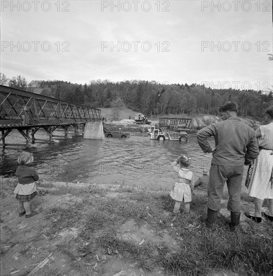 Ochsenfurth Steg, bridge is moved downstream; 1959.