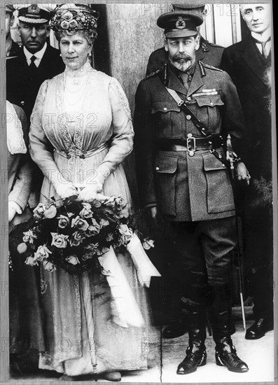 Queen Mary and king George V, ca. 1925 .