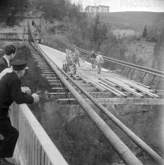 Demolition of the old Gottéron bridge; 1960.