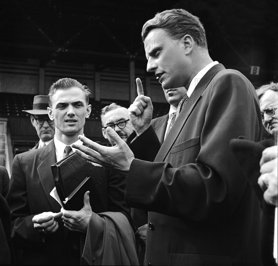 Baptist preacher Billy Graham with journalists, Zurich 1955 .