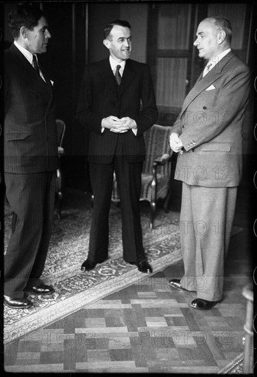 Reporting to the Foreign Minister after their return from Berlin: Ministers Froelicher and Feldscher with Federal Councillor Petitpierre (center).