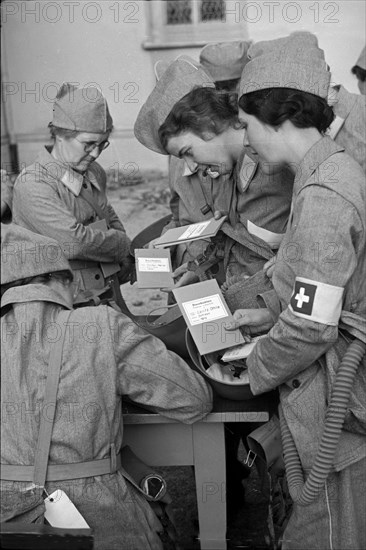 Members of women's military service; air-raid protection; 1945 .