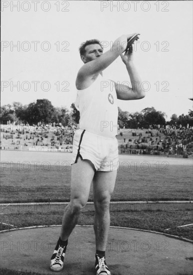 Mathias Mehr, new swiss record 49.96m; ca. 1958 in Karlsruhe.