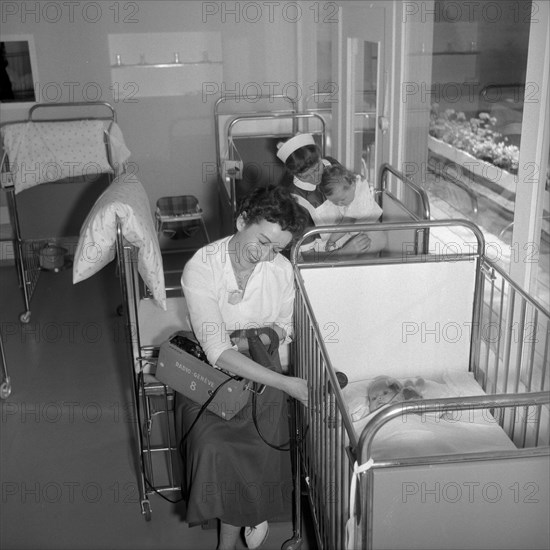 SAFFA fair 1958: reporter recording baby noises at the home for babies .