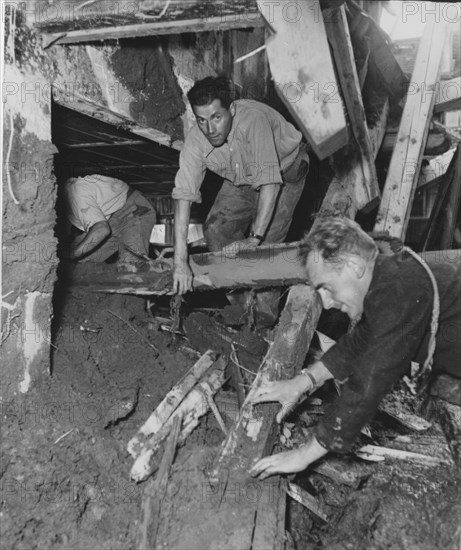 Emergency help after storm in the Emmental; two men doing clearing work 1953.