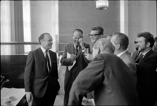 Lord Chalfont (l), British minister, 1967 .