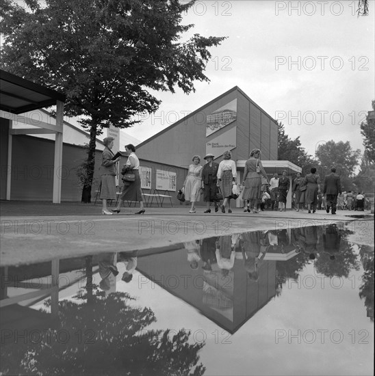 Visitors at the SAFFA fair 1958 .