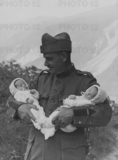 Demobilization. Soldier with twins Silvio und Edwin in his arms, around 1945