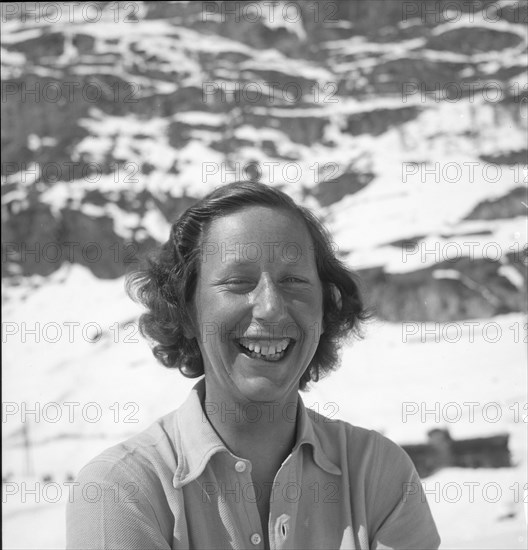 Helen Tomkinson, British skier, Zermatt 1946 .