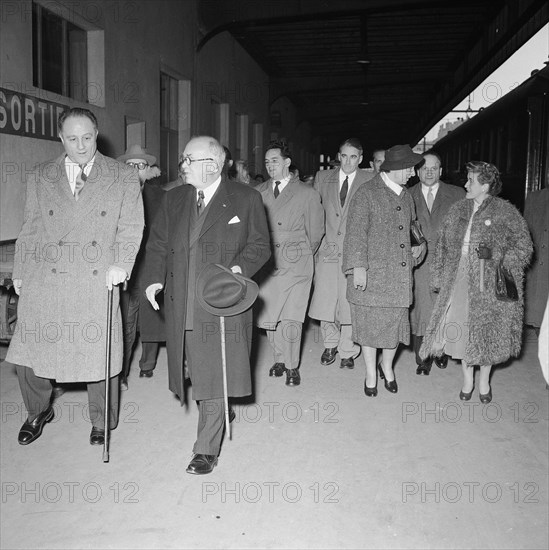 Vincent Auriol (dark coat), arrival at Geneva train station 1955.