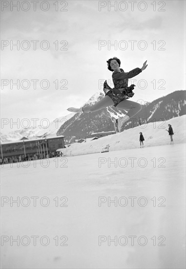 Jeannette Altwegg trains before the European Championship, St. Moritz 1951 .