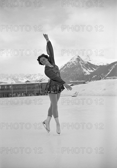 Jeannette Altwegg trains before the European Championship, St. Moritz 1951 .