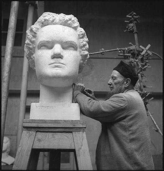 James Vibert, sculptor 1950 .