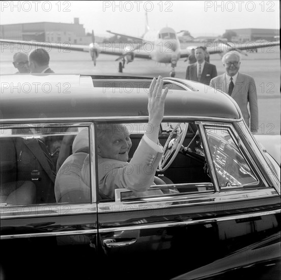 Ludwig Erhard, arrival at Zurich-Kloten airport 1959 .