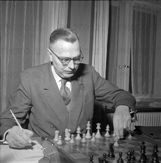 Chess master Max Euwe ca. 1945